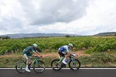 Mads Pedersen de Dinamarca y Sander De Pestel de Bélgica durante la novena etapa de La Vuelta a España 2025.