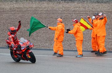 Marc Márquez celebra su victoria en la carrera al esprint en el GP de Alemania.