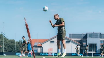 Ferran Jutglá, atacante del Celta, golpea el balón con la cabeza durante un entrenamiento de pretemporada.