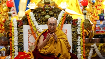 El líder espiritual del Tíbet, el Dalai Lama, atiende a una sesión de plegaria y reflexión en honor a su cumpleaños 90.
