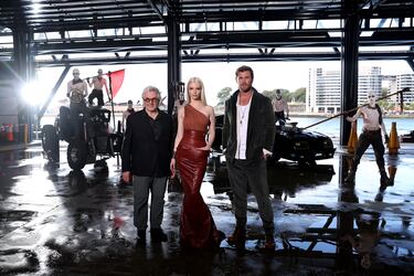 George Miller, Anya Taylor-Joy y Chris Hemsworth asisten a la convocatoria de prensa de "Furiosa: A Mad Max Saga" en la Terminal de Pasajeros Internacionales, Circular Quay, el 1 de mayo de 2024 en Sídney, Australia.