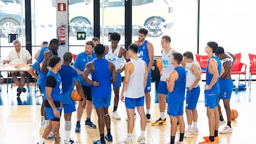 Toni Ten, entrenador del Movistar Estudiantes, da instrucciones a sus jugadores durante un entrenamiento.