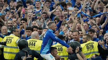 OVIEDO, 21/06/2025.- El centrocampista del Oviedo Santi Cazorla (c) celebra con la afición el ascenso a Primera División tras el partido de vuelta de ascenso a Primera que Real Oviedo y Mirandés disputaron este sábado en el estadio Carlos Tartiere de Oviedo. EFE/Paco Paredes