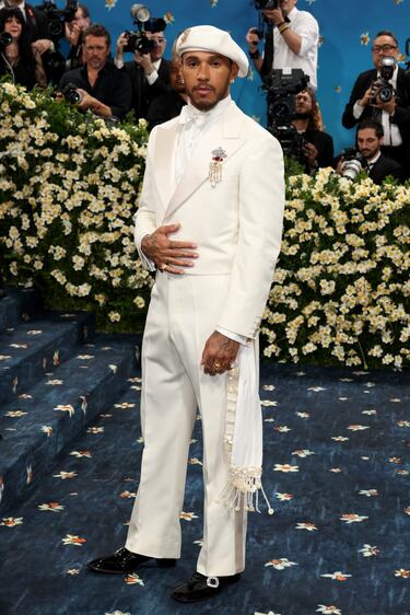 Lewis Hamilton posa en la alfombra roja de la MET Gala 2025.