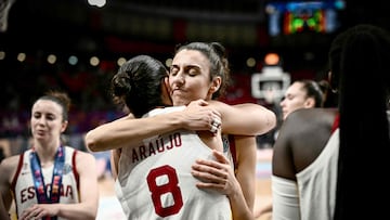 Alba Torrens, alero de la Selección, se abraza a María Araújo.