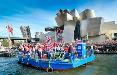 La Gabarra a su paso por el Guggenheim.