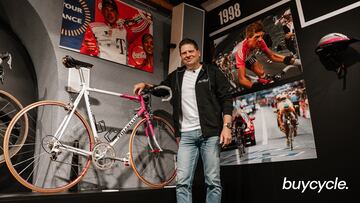 El ciclista alemán Jan Ullrich posa con su bicicleta Pinarello con la que compitió en 1998 y que ha puesto a subasta en Buycycle.