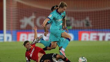 GRAF442. PALMA, 13/06/2020.- El defensa del Mallorca Alejandro Pozo (i) lucha con el neerlandés Frenkie de Jong, del FC Barcelona, durante el partido de la jornada 28 de LaLiga que Real Mallorca y FC Barcelona disputan este sábado en el esta