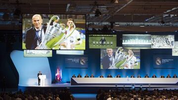 GRA099. MADRID, 23/10/2016.- El presidente del Real Madrid, Florentino Pérez (i), durante la Asamblea General Ordinaria del club, en la que destacó en la parte deportiva de su discurso su "satisfacción y orgullo" por la decisión tomada con Zinedine Zidane como entrenador y calificó de "mito" a Cristiano Ronaldo tras "una temporada maravillosa". EFE/Fernando Villar