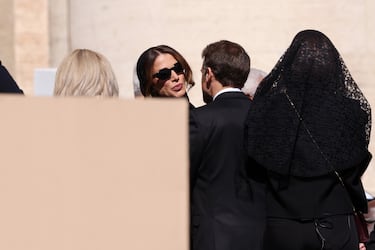 La reina Rania de Jordania saluda al presidente de Francia, Emmanuel Macron, durante el funeral del papa Francisco en la Plaza de San Pedro.