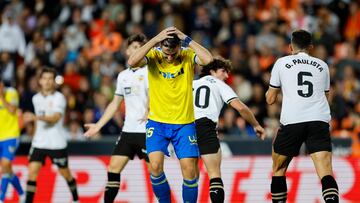 VALENCIA, 23/10/2023.- El centrocampista del Cádiz, Javi Hernández, se lamenta de una ocasión fallada durante el encuentro correspondiente a la jornada 10 de primera división que disputan hoy lunes frente al Valencia en el estadio de Mestalla, en Valencia. EFE / Biel Aliño.