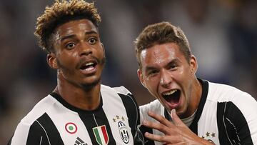 Juventus' French defender Mario Lemina (L) celebrates with his teammate Juventus' Croatian midfielder Marko Pjaca, after scoring during the Italian Serie A football match Juventus vs Cagliari on September 21, 2016 at the Juventus stadium in Turi