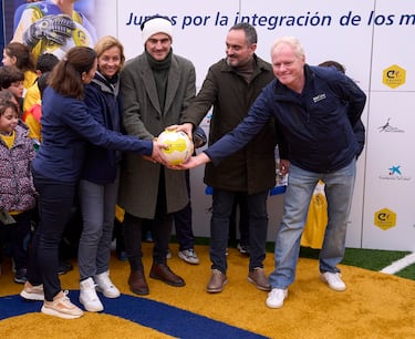 Al evento también acudieron la presidenta de la Fundación Cruyff e hija del exfutbolista, Susila Cruyff; la directora de la Fundación Cruyff, Pati Roura; el responsable comercial del Área de Acción Territorial y Centros de la Fundación 'la Caixa', Alejandro Fernández; y el alcalde de Móstoles, Manuel Bautista.

