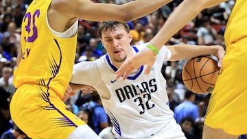 LAS VEGAS, NEVADA - JULY 10: Cooper Flagg #32 of the Dallas Mavericks drives against the Los Angeles Lakers in the second half of a 2025 NBA Summer League game at the Thomas & Mack Center on July 10, 2025 in Las Vegas, Nevada. NOTE TO USER: User expressly acknowledges and agrees that, by downloading and or using this photograph, User is consenting to the terms and conditions of the Getty Images License Agreement. Ethan Miller/Getty Images/AFP (Photo by Ethan Miller / GETTY IMAGES NORTH AMERICA / Getty Images via AFP)