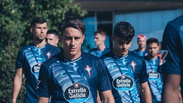 Cervi y varios compañeros al término del partido contra el Famaliçao.
