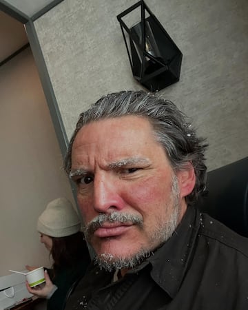 El último éxito de Pedro Pascal es 'The Last of Us', la serie de HBO basada en el famoso videojuego. En su papel, vemos un Pascal castigado, con más canas y un poco más maduro.