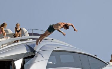 Antoine Griezmann se divierte en un barco en alta mar.