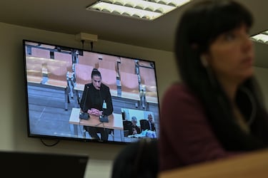Una pantalla en la sala de prensa muestra el momento en el que la seleccionadora Montse Tomé declara como testigo en la Audiencia Nacional en San Fernando de Henares, Madrid, durante el juicio por el beso que el expresidente de la Real Federación Española de Fútbol (RFEF) Luis Rubiales dio a Jenni Hermoso tras la final del Mundial de 2023. 