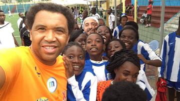 Imagen de los niños en Guinea Ecuatorial con el material del club.