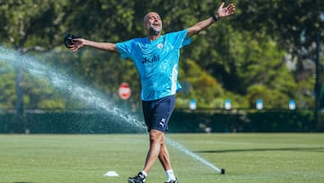Guardiola, durante el entrenamiento del City de ayer.