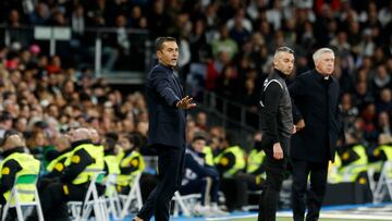 Francisco, entrenador del Rayo Vallecano, dando instrucciones en la banda.