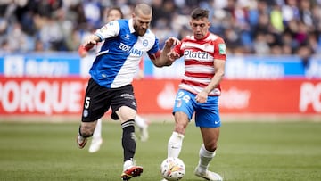 Uzuni, en plena pugna con Laguardia durante el Alavés - Granada.