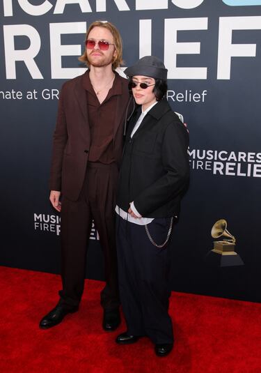 Billie Eilish y Finneas O'Connell posa en la alfombra roja de los Grammys 2025 en ell Crypto.com Arena situado en la ciudad de Los Ángeles, en California.