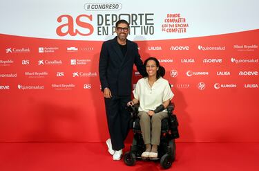 Teresa Perales, campeona de natación paralímpica y coach, junto a Vicente Jiménez, director del Diario AS.