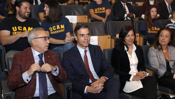 El presidente del Gobierno Pedro Sánchez, junto a Alejandro Blanco, presidente del COE, y María José Rienda, presidenta del CSD, en el acto sobre la Oficina de Atención al Deportista.