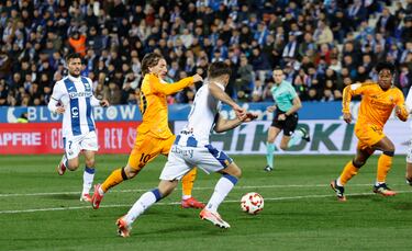 0-1. Luka Modric, en su llegada al área pepinera, recibe el balón de Rodrygo para superar a Juan Soriano con un disparo con la pierna derecha.