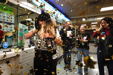 Empleados de la administración situada en el paseo Morella celebran que han vendido parte del número 5490 correspondiente al 'Gordo' del Sorteo Extraordinario de la Lotería de Navidad.