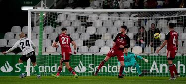 El Mirandés apuntilla a un Racing que cae en barrena
