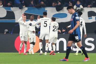 1-2. El dorsal 7 del Real Madrid celebra el segundo tanto con sus compañeros.