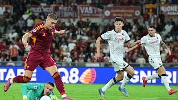 Roma's Ukrainian forward #09 Artem Dovbyk tries to score against Bologna's Polish goalkeeper #01 Lukasz Skorupski during the Italian Serie A football match between AS Roma and Bologna at the Olympic Stadium in Rome on August 23, 2025. (Photo by Tiziana FABI / AFP)