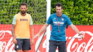 GRAFCVA7041. VILA-REAL (CASTELLÓN), 06/07/2022.- El entrenador del Villarreal CF, Unai Emery y el jugador Jose Luis Morales, durante el primer entrenamiento de la temporada 2022-2023.EFE/ Domenech Castelló