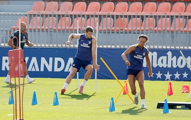 Marcos Llorente y Sorloth durante el entrenamiento. 

 