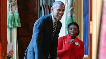 Barack Obama bromea con Simone Biles antes del recibimiento a los deportistas estadounidenses olímpicos y paralímpicos que compitieron en los Juegos de Río.