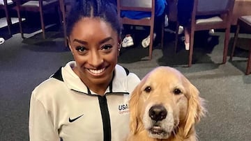 Simone Biles con Beacon, el perro de terapia de USa Gymnastics para cuidar la salud mental de los deportistas. USA TODAY