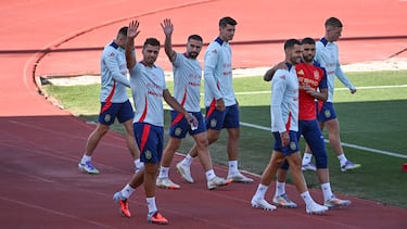 LAS ROZAS (MADRID), 01/09/2025.- (i-d) Los jugadores de la selección española Rodri, Dani Carvajal, Álvaro Morata, Mikel Merino, David Raya y Dani Olmo durante el entrenamiento de este lunes en la Ciudad del Fútbol de Las Rozas, en Madrid, para preparar los partidos de clasificación del Mundial 2026. EFE/ Fernando Villar