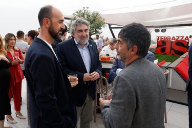 José Manuel Rodríguez Uribes, presidente del Consejo Superior de Deportes charlando con Jesús Mínguez, Redactor jefe de AS y Juan Gutiérrez, Subdirector del Diario AS.