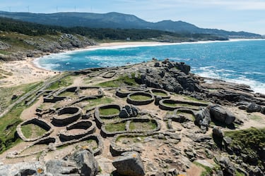 Es una playa aislada y virgen conocida por su arena blanca, oleaje fuerte y aguas frías. También por estar al lado de un yacimiento castreño de la Edad de Hierro. El entorno es natural y de una belleza espectacular con vistas a la ría. El acceso es complicado por un camino de tierra y piedras. Carece de servicios por lo que conviene ir provisionado de todo lo necesario para pasar un día de playa.