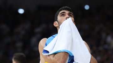 Santi Aldama, durante un tiempo muerto en el partido decisivo contra Grecia.