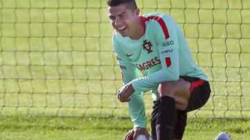 Cristiano Ronaldo participa en un entrenamiento de la selección de fútbol de Portugal celebrado en Oeiras, cerca de Lisboa, Portugal, hoy 5 de octubre de 2017. Portugal se enfrentará a Andorra y Suiza en la fase clasificatoria del Mundial de Rusia 2018 los días 7 y 10 de octubre, respectivamente.