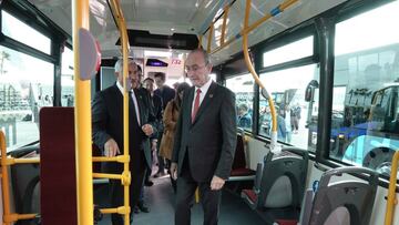 El alcalde, Francisco de la Torre, en la presentación de nuevos autobuses de la EMT