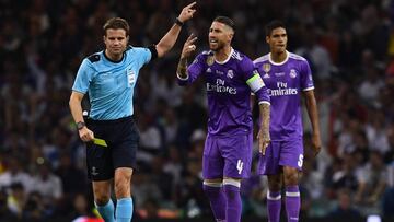 Felix Brych discute con el capitán madridista Sergio Ramos en el transcurso de la final de la Champions League de 2017.