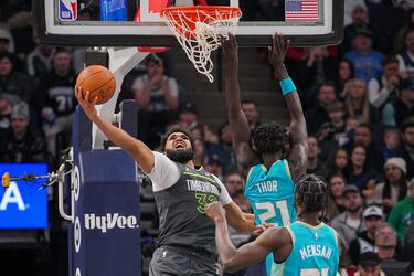 La misma noche que Joel Embiid le anotaba 70 puntos a los Spurs, otro pabellón del país disfrutaba de la mayor anotación histórica de un jugador de los Minnesotta
Timberwolves, firmada por Karl Anthony-Towns. Que los Wolves son una de las grandes revelaciones de la temporada no es una sorpresa, aunque esto no pudo evitar que una derrota por 128-125 ante los Hornets, uno de los peores equipos de la liga, amargase en cierto modo la noche más especial de Towns: 62 puntos con 21 de 35 en tiros de campo y un espectacular 10 de 15 en triples que no deja de sorprender en un jugador de su altura y envergadura. Además sumó 8 rebotes y dos asistencias, pero el rendimiento al completo del equipo no acompañó. Poco se le puede reprochar a KAT esta madrugada y a lo largo de una temporada en la que está siendo un activo importante para uno de los mejores equipos de la liga.
