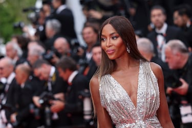 Naomi Campbell posa para los fotógrafos a su llegada a la ceremonia de apertura del 76º festival internacional de cine de Cannes.