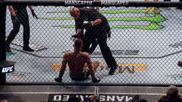 McGregor y Poirier en el UFC 264.