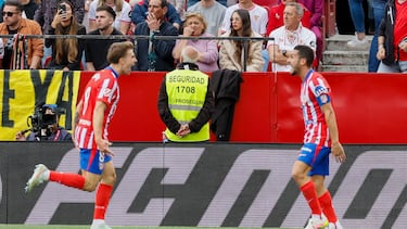 Barrios y Koke celebrando el gol del primero, el de la victoria rojiblanca ante el Sevilla.
