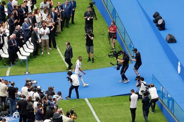 Kylian Mbappé acercándose al escenario para su presentación.